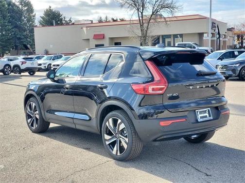 2025 Volvo XC40 B5 Ultra Dark Theme