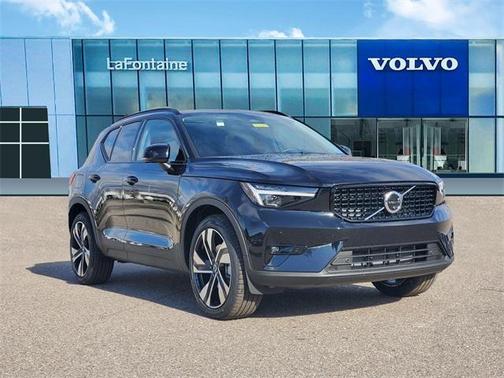 2025 Volvo XC40 B5 Ultra Dark Theme