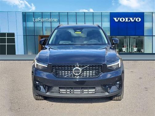 2025 Volvo XC40 B5 Ultra Dark Theme