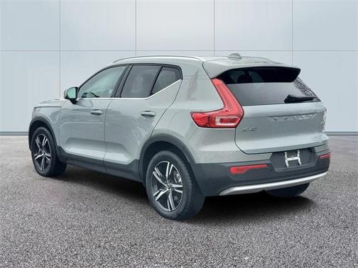 2025 Volvo XC40 B5 Core Bright Theme