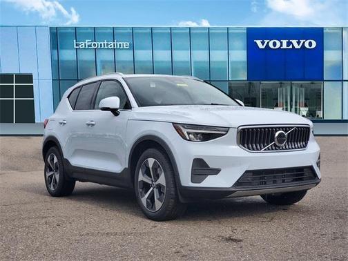 2025 Volvo XC40 B5 Core Bright Theme