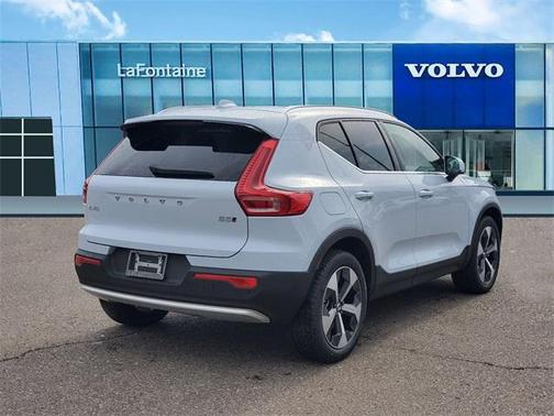 2025 Volvo XC40 B5 Core Bright Theme