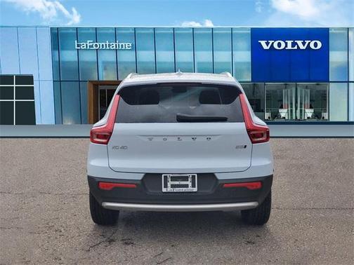 2025 Volvo XC40 B5 Core Bright Theme
