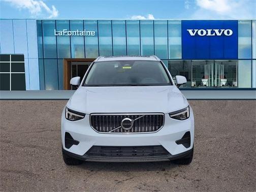 2025 Volvo XC40 B5 Core Bright Theme