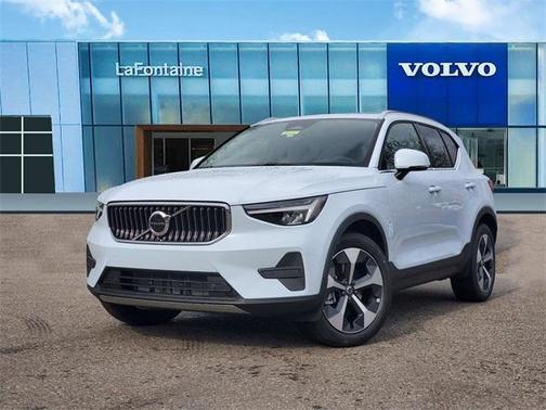 2025 Volvo XC40 B5 Core Bright Theme