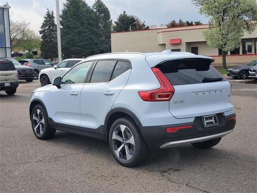 2025 Volvo XC40 B5 Core Bright Theme