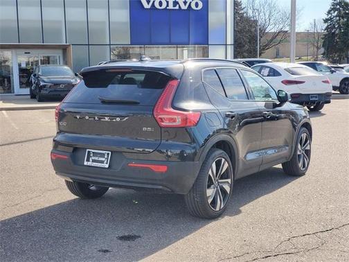 2023 Volvo XC40 B5 Plus Dark Theme