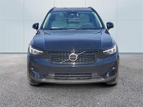 2023 Volvo XC40 B5 Plus Dark Theme