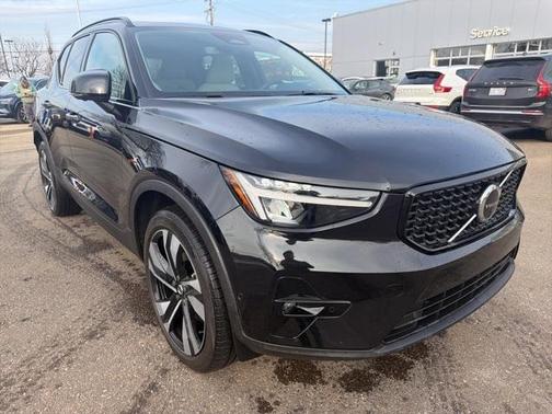 2023 Volvo XC40 B5 Plus Dark Theme