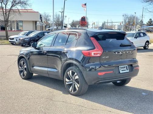 2023 Volvo XC40 B5 Plus Dark Theme