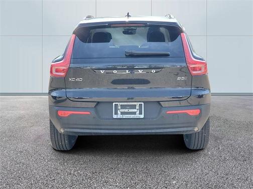 2023 Volvo XC40 B5 Plus Dark Theme