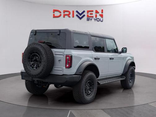 Avalanche Gray 2026 Ford Bronco Outer Banks