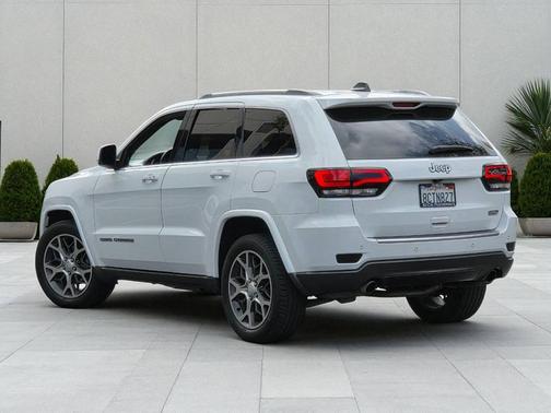 2018 Jeep Grand Cherokee Sterling Edition