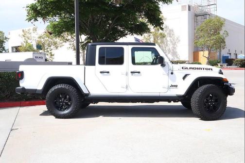 Bright White Clearcoat 2022 Jeep Gladiator Willys 4x4
