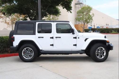 Bright White Clearcoat 2018 Jeep Wrangler Unlimited Sahara