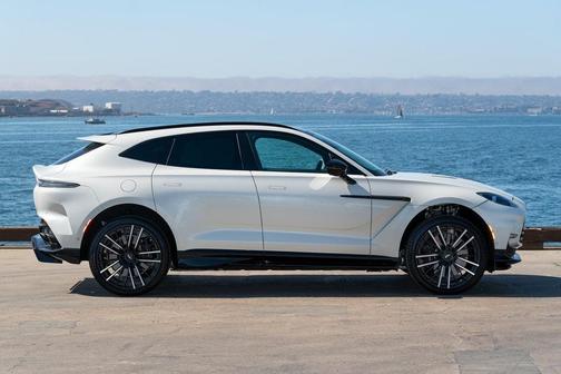 2025 Aston Martin DBX 707