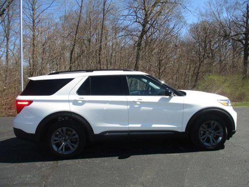 Star White Metallic Tri-Coat 2022 Ford Explorer XLT
