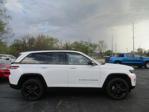 Bright White Clearcoat 2022 Jeep Grand Cherokee Altitude