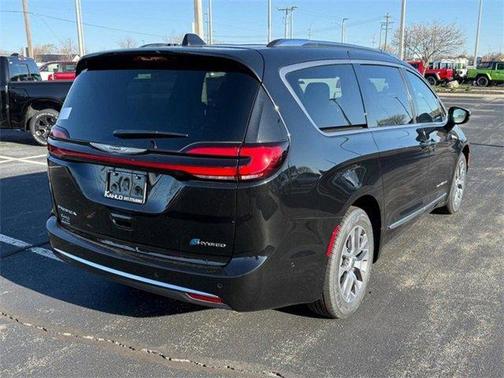 2025 Chrysler Pacifica Hybrid Pinnacle