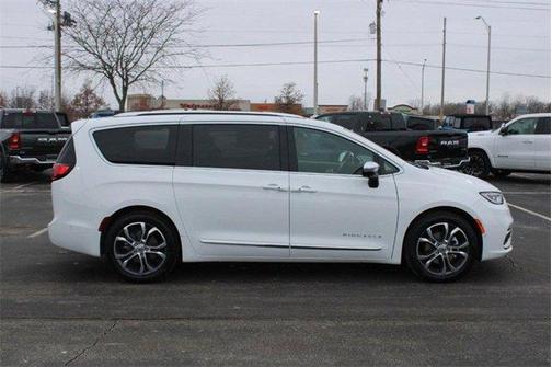 2025 Chrysler Pacifica Pinnacle