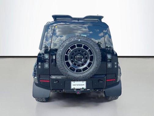 2026 Land Rover Defender P635 OCTA Black