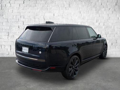 2025 Land Rover Range Rover P615 SV