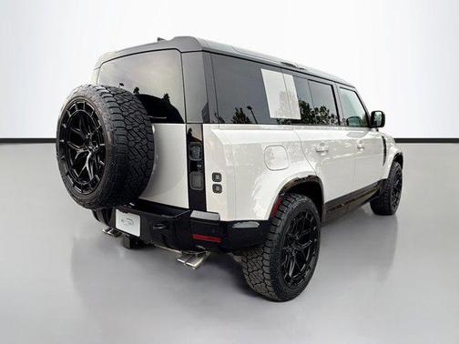 2026 Land Rover Defender X-Dynamic SE
