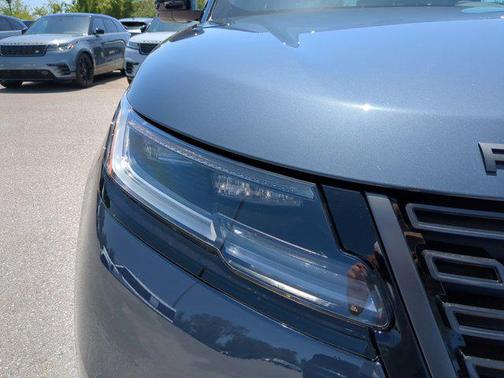 2026 Land Rover Range Rover Velar P250 SE R-Dynamic