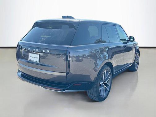 2026 Land Rover Range Rover P550e SE