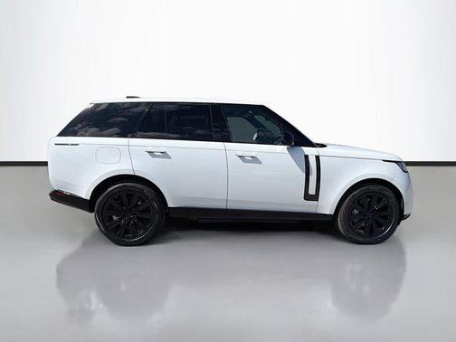 White Pearl 2026 Land Rover Range Rover P550e SE