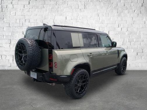 2025 Land Rover Defender 110 P400 X-Dynamic SE