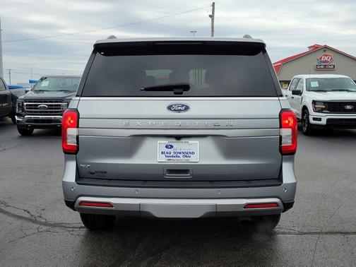 ICONIC SILVER METALLIC 2024 Ford Expedition XLT