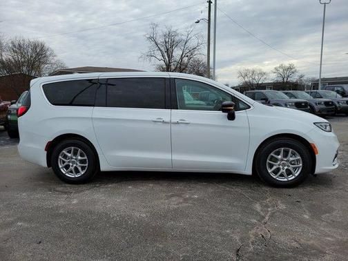 2024 Chrysler Pacifica Touring-L