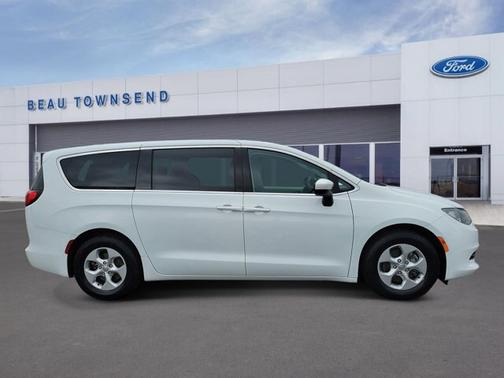 Bright White Clearcoat 2017 Chrysler Pacifica LX