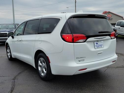 Bright White Clearcoat 2017 Chrysler Pacifica LX