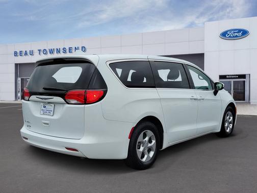 Bright White Clearcoat 2017 Chrysler Pacifica LX
