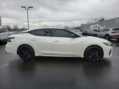 2022 Nissan Maxima SR