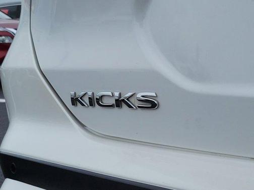 2022 Nissan Kicks SR
