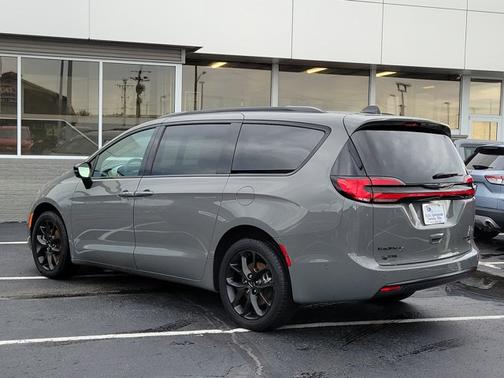 Ceramic Gray Clearcoat 2023 Chrysler Pacifica LIMITED