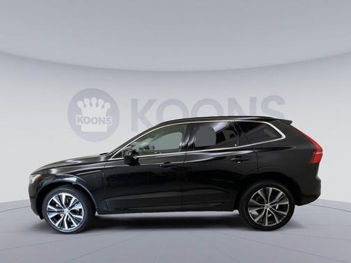 Onyx Black Metallic 2022 Volvo XC60 B5 Momentum