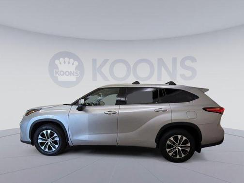 Celestial Silver Metallic 2022 Toyota Highlander XLE
