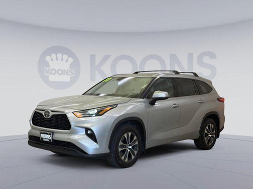 Celestial Silver Metallic 2022 Toyota Highlander XLE