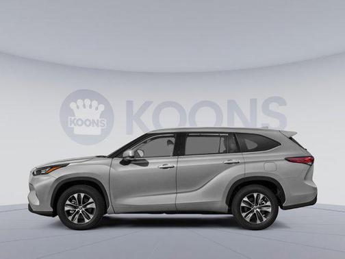 Celestial Silver Metallic 2022 Toyota Highlander XLE