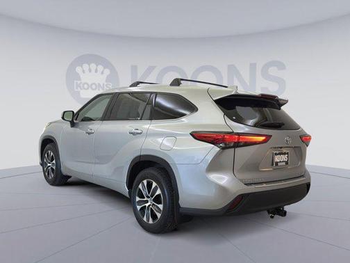 Celestial Silver Metallic 2022 Toyota Highlander XLE