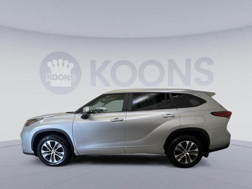 Celestial Silver Metallic 2023 Toyota Highlander XLE