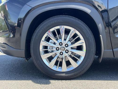 Midnight Black Metallic 2026 Toyota Highlander LE