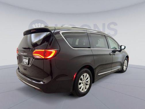 Dark Cordovan Pearlcoat 2018 Chrysler Pacifica Touring-L