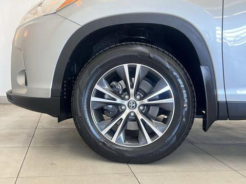 Celestial Silver Metallic 2019 Toyota Highlander LE