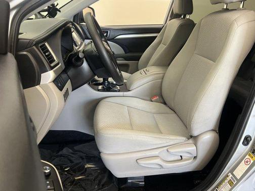 Celestial Silver Metallic 2019 Toyota Highlander LE