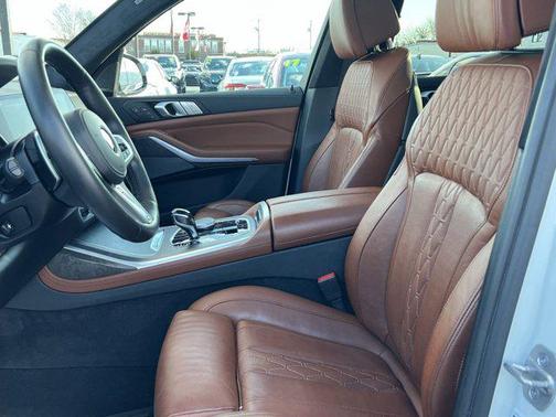 Mineral White Metallic 2022 BMW X7 M50i